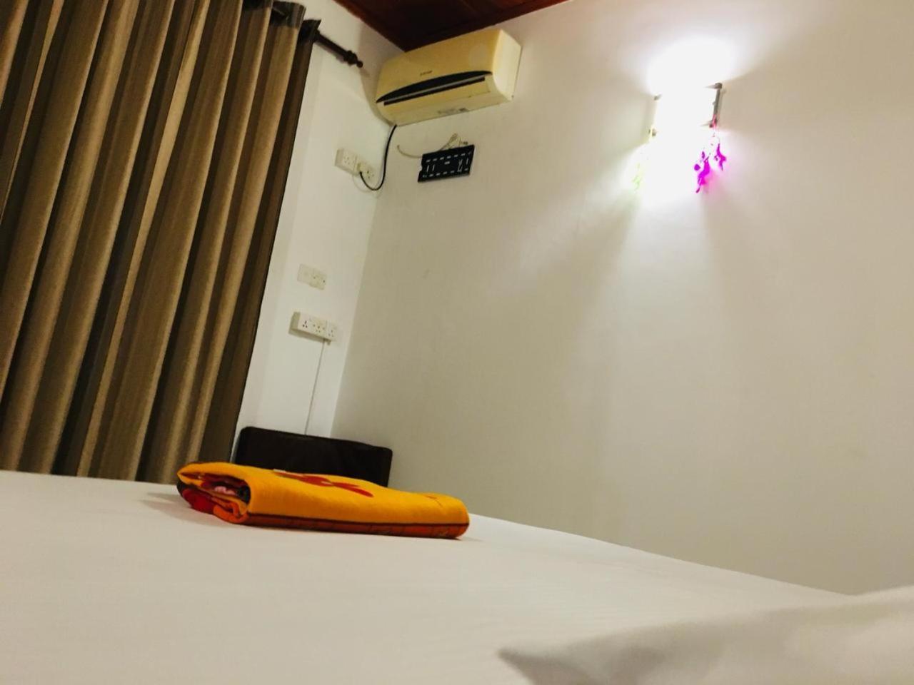 Hotel The Shade Brothers Katunayaka Esterno foto